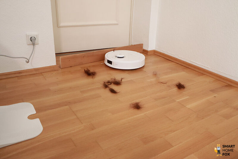 Der Roborock Q Revo MaxV saugt im Test Haare weg.